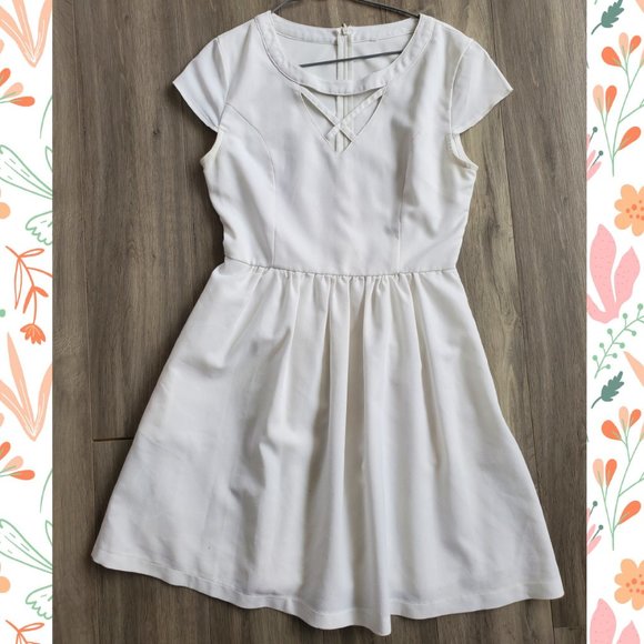 Summer white short dress with collar cut out - Picture 1 of 2